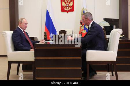 Novo-Ogaryowo, Russland. 04th Januar 2022. Der russische Präsident Wladimir Putin hält am 4. Januar 2022 außerhalb Moskaus, Russland, ein Treffen mit dem Generaldirektor der Tactical Missile Armament Corporation Boris Obnosov, rechts, in der offiziellen Residenz von Novo-Ogaryovo ab. Quelle: Evgeniy Paulin/Kremlin Pool/Alamy Live News Stockfoto