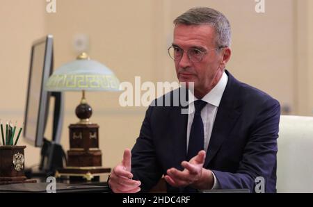 Novo-Ogaryowo, Russland. 04th Januar 2022. Boris Obnosov, Generaldirektor der Tactical Missile Armament Corporation, während eines persönlichen Treffens mit dem russischen Präsidenten Wladimir Putin in der offiziellen Residenz von Novo-Ogaryovo am 4. Januar 2022 außerhalb von Moskau, Russland. Quelle: Evgeniy Paulin/Kremlin Pool/Alamy Live News Stockfoto