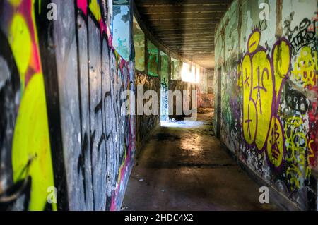 Graffiti an den Wänden in einem Inneren eines verlassenen Gebäudes Stockfoto