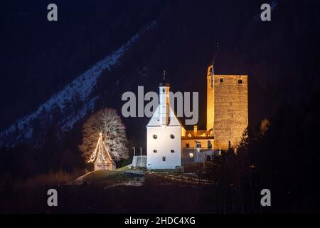 Schloss Freundsberg im Winter bei Nacht, mit Weihnachtsbeleuchtung, Schwaz, Tirol, Österreich, Europa Stockfoto