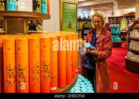 Das legendäre Kaufhaus Fortnum and Mason in London ist berühmt für seine üppigen Ausstellungen und Dekorationen. City of Westminster, England Stockfoto