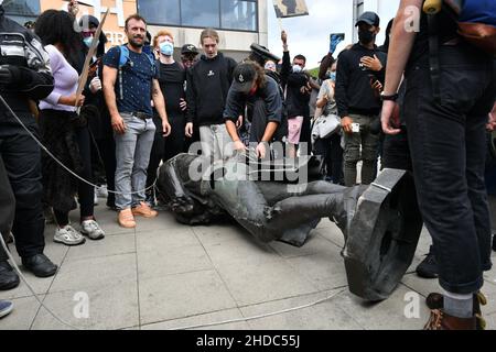 File Photo vom 7/6/2020 von Demonstranten, die die Statue von Edward Colston während einer Protestkundgebung von Black Lives Matter zum Hafen von Bristol schleppten. Vier Personen wurden vor dem Bristol Crown Court wegen strafrechtlicher Schäden freigesprochen, weil sie die Statue niedergezogen hatten. Ausgabedatum: Mittwoch, 5. Januar 2022. Stockfoto