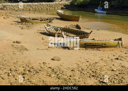 Altes und verlassene Ruderboot gestrandet am Ufer des in-de-de-in-de Stockfoto