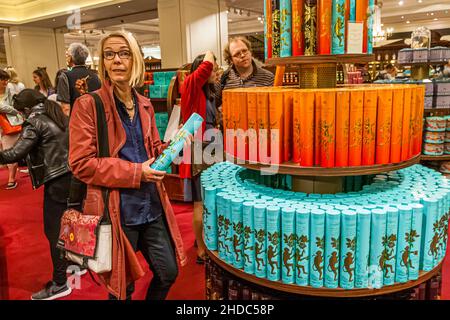 Das legendäre Kaufhaus Fortnum and Mason in London ist berühmt für seine üppigen Ausstellungen und Dekorationen. City of Westminster, England Stockfoto