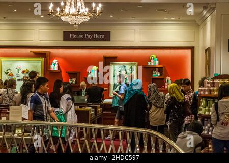 Das legendäre Kaufhaus Fortnum and Mason in London ist berühmt für seine üppigen Ausstellungen und Dekorationen. City of Westminster, England Stockfoto