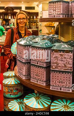 Das legendäre Kaufhaus Fortnum and Mason in London ist berühmt für seine üppigen Ausstellungen und Dekorationen. City of Westminster, England Stockfoto