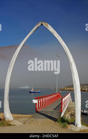 Whalebone-Tor vor einem Steg, Nebel, das Tor zu einer anderen Welt, Disko Island, Disko Bay, Qeqertarsuaq, Arktis, Grönland, Arktis, Dänemark, Nort Stockfoto