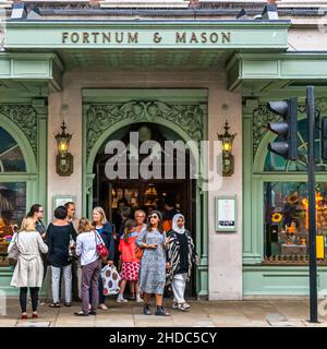 Das legendäre Kaufhaus Fortnum and Mason in London ist berühmt für seine üppigen Ausstellungen und Dekorationen. City of Westminster, England Stockfoto