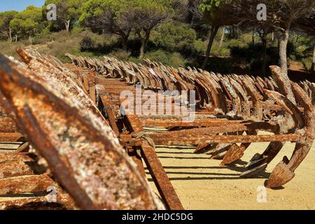 Ablagerung von alten und rostigen Ankern in der Lagerstätte. Stockfoto