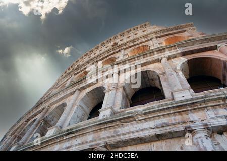 Kolosseum von Rom, Italien, das emblematischste und prestigeträchtigste antike Wahrzeichen Roms, erbaut von den Kaisern Vespasian und Titus im Jahre 1st c. AD. Stockfoto