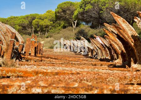 Ablagerung von alten und rostigen Ankern in der Lagerstätte. Stockfoto