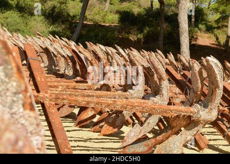 Ablagerung von alten und rostigen Ankern in der Lagerstätte. Stockfoto