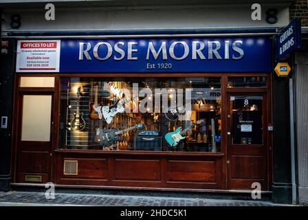 Rose Morris Musikgeschäft in der Denmark Street, im Zentrum von London, Großbritannien. Denmark St, auch bekannt als Tin Pan Alley, war das Zentrum der britischen Musikszene für Stockfoto