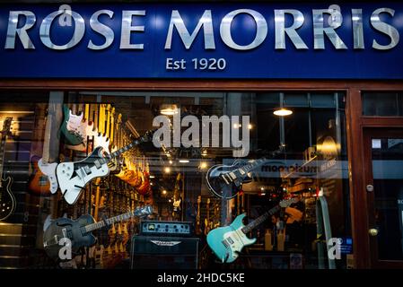 Rose Morris Musikgeschäft in der Denmark Street, im Zentrum von London, Großbritannien. Denmark St, auch bekannt als Tin Pan Alley, war das Zentrum der britischen Musikszene für Stockfoto