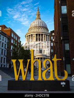 Es ist Teil einer Kunstinstallation 'Culture Walk' um das weltberühmte St Paul's, wo Worte an verschiedenen Orten ein Virginia Woolfe Zitat Tak ausdrücken Stockfoto