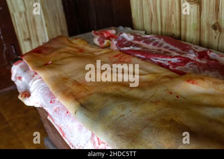 Frische Schweinehaut gehackt. Schweinefleisch Konzept Nahaufnahme. Schweinehaut abgehackt. Keine Personen. Farmer-Konzept. Tiermissbrauch. Schweinefleisch. Bauernprodukte. Seite vi Stockfoto