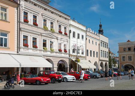 Oldtimer, Rallye-Autos vor der Reihe von Häusern, Premysla Otakara II Platz, Namesti Premysla Otakara II historische Altstadt, Ceske Stockfoto