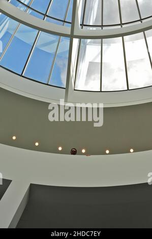 Besucherblick vor der Glaskuppel in der Pinakothek der Moderne, Draufsicht, Maxvorstadt, München, Bayern, Deutschland Stockfoto