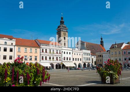 Häuserzeile und Schwarzer Turm, Cerna vez, Premysla Otakara II Platz, Namesti Premysla Otakara II historische Altstadt, Ceske Budejovice Stockfoto