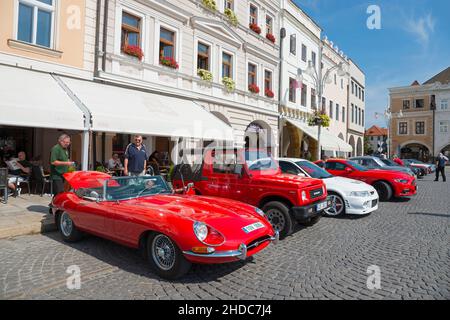 Oldtimer, Rallye-Autos vor der Reihe von Häusern, Premysla Otakara II Platz, Namesti Premysla Otakara II historische Altstadt, Ceske Stockfoto