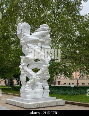 Die Skulptur 'Runner' von Tony Cragg vor dem Eingang zum Palais Populaire am Bebelplatz unter den Linden in Berlin, Deutschland, Europa Stockfoto