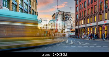 Fahrende Straßenbahn in der Rosenthaler Straße in den Hakesche Höfen, Berlin, Deutschland, Europa Stockfoto