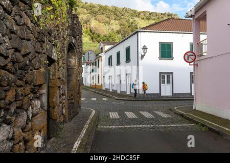 Mutter und Sohn stehen an einer Kreuzung in einer typischen Straße in Lajes do Pico, Insel Pico, Azoren, Portugal Stockfoto