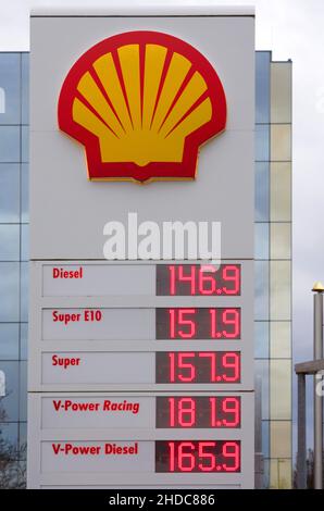 Benzinpreise anzeigen, SHELL-Tankstelle, Fellbach, Baden-Württemberg, Deutschland Stockfoto