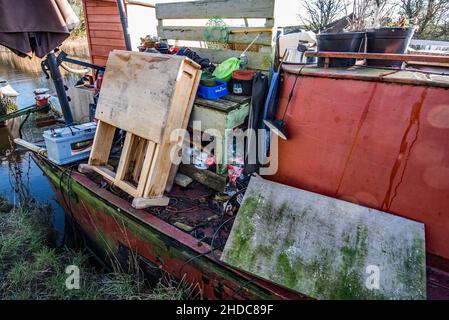 Die wichtigsten Elemente des Lebens mit den Schmalbooten, wie sie auf dem Leeds und Liverpool Kanal in Gargrave (in der Nähe der Lower Bank Newton Kanalschleuse) gezeigt werden Stockfoto