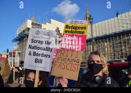 London, Großbritannien 5th. Januar 2022. Demonstranten versammelten sich vor dem parlament, um gegen das Gesetz über Nationalität und Grenzen zu protestieren, das potenziell bis zu 6 Millionen Briten ihre Staatsbürgerschaft entziehen könnte. Kredit: Vuk Valcic / Alamy Live Nachrichten Stockfoto