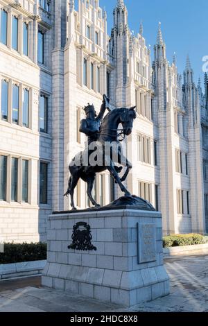 Robert die Bruce-Statue, die vom Bildhauer Alan B Herriot vor dem Marischal College, dem Hauptsitz des Stadtrats von Aberdeen, Aberdeen, Schottland, geschaffen wurde Stockfoto
