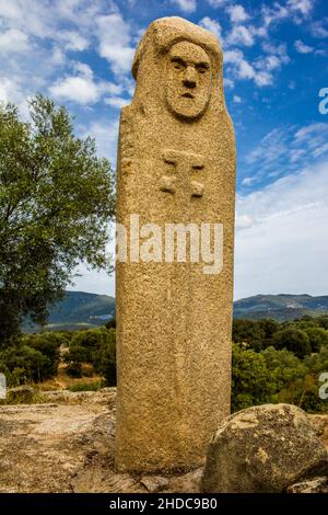 Menhir Statue mit geschnitztem Gesicht langes Schwert und Dolch, Filitosa archäologische Stätte, Korsika, Filitosa, Korsika, Frankreich, Europa Stockfoto