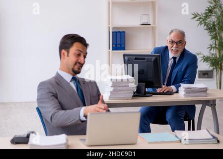 Zwei männliche Angestellte, die im Büro arbeiten Stockfoto