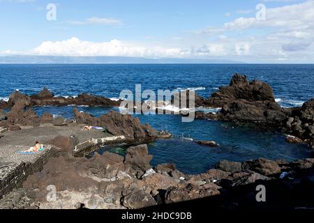 Personen, die den natürlichen Pool in Sao Roque do Pico die Insel Pico, Azoren, Portugal Stockfoto