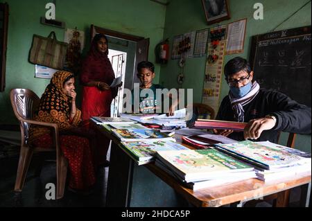 Nabin Nagar, Indien. 04th Januar 2022. Das neue akademische Jahr hat begonnen, Studenten werden an eine ländliche Grundschule Indiens aufgenommen und kostenlose neue Schulbücher werden an die Schüler verteilt, die von der Regierung in Nabin Nagar zur Verfügung gestellt werden. (Foto von Soumyabrata Roy/Pacific Press) Quelle: Pacific Press Media Production Corp./Alamy Live News Stockfoto