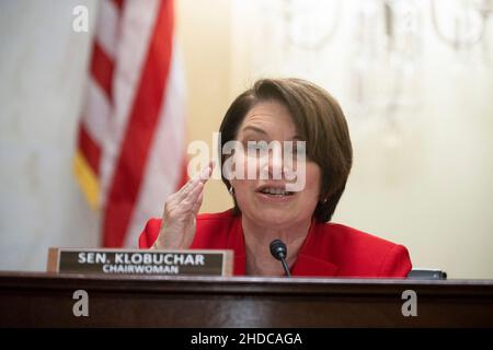 Washington, DC, USA, 5. Januar 2022, Washington, DC, USA, 05. Januar 2022. Chairowman Senatorin Amy Klobuchar, D-Minn., spricht während der Anhörung des Senats-Reglements und Verwaltungsausschusses zum Thema „Aufsicht über die US-Kapitolspolizei nach dem Angriff auf das Kapitol vom 6th. Januar, Teil III“ am Mittwoch, dem 5. Januar 2022. Foto von Tom Williams/Pool/ABACAPRESS.COM Stockfoto