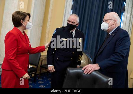 Washington, DC, USA, 5. Januar 2022, Washington, DC, USA, 05. Januar 2022. Von links: Senatorin Amy Klobuchar, D-Minn., Polizeichef des US-Kapitols J. Thomas Manger, Und Senator Patrick Leahy, D-Vt., sprechen vor dem Beginn der Anhörung des Senats-Reglements und Verwaltungsausschusses zum Thema „Aufsicht über die US-Kapitolspolizei nach dem Angriff auf das Kapitol vom 6th. Januar, Teil III“ am Mittwoch, dem 5. Januar 2022. Der Polizeichef des US-Kapitols, J. Thomas Manger, war Zeuge der Anhörung. Foto von Tom Williams/Pool/ABACAPRESS.COM Stockfoto