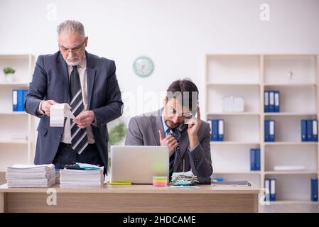 Zwei männliche Buchhalter im Budgetplanungskonzept am Arbeitsplatz Stockfoto