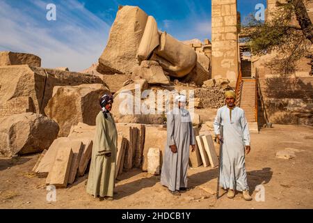 Arbeiter vor dem gestürzten Koloss, Ramesseum, Totentempel von Ramses II Luxor, Theben West, Ägypten, Luxor, Theben, West, Ägypten, Afrika Stockfoto