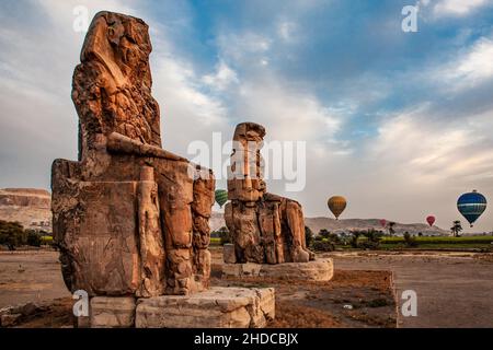 Memnon Colossi, riesige Statuen eines Totentempels von Amenophis III Luxor, Theben West, Ägypten, Luxor, Theben, West, Ägypten, Afrika Stockfoto