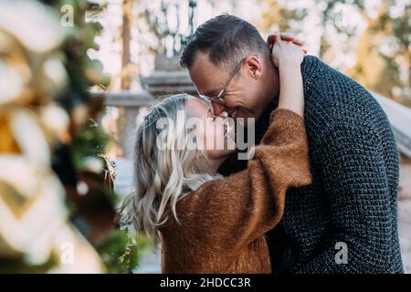 Das verheiratete Paar umarmt sich gerne draußen Stockfoto