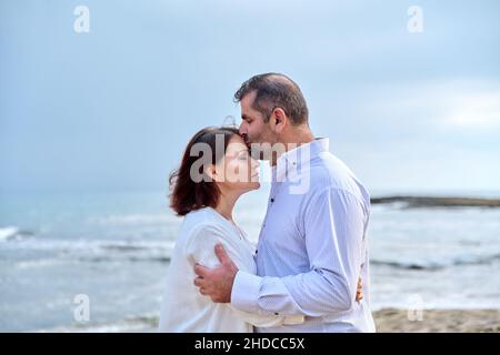Reifen glücklich liebenden Paar küssen auf dem Meer Strand. Stockfoto