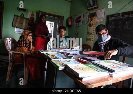 Nabin Nagar, Westbengalen, Indien. 4th Januar 2022. Das neue akademische Jahr hat begonnen, Studenten werden an eine ländliche Grundschule Indiens aufgenommen und kostenlose neue Schulbücher werden an die Schüler verteilt, die von der Regierung in Nabin Nagar zur Verfügung gestellt werden. (Bild: © Soumyabrata Roy/Pacific Press via ZUMA Press Wire) Stockfoto