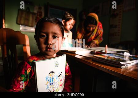 Nabin Nagar, Westbengalen, Indien. 4th Januar 2022. Das neue akademische Jahr hat begonnen, Studenten werden an eine ländliche Grundschule Indiens aufgenommen und kostenlose neue Schulbücher werden an die Schüler verteilt, die von der Regierung in Nabin Nagar zur Verfügung gestellt werden. (Bild: © Soumyabrata Roy/Pacific Press via ZUMA Press Wire) Stockfoto