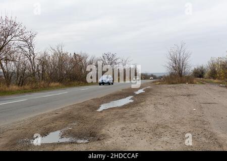 Region Odessa, Ukraine - 7. November 2021: Autos fahren entlang der Schnellstraße am Stadtrand der Region. Stockfoto