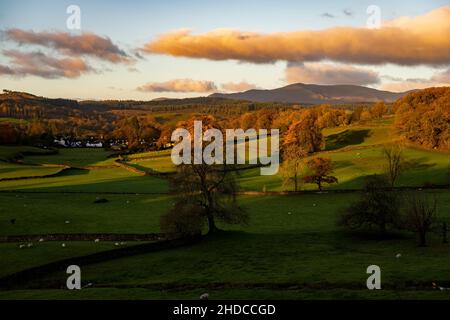 Sonnenaufgang über einem Bauernhof im Seengebiet Stockfoto
