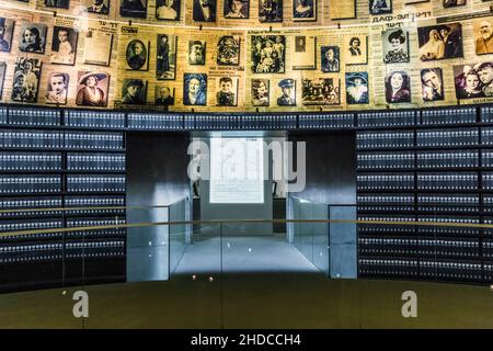 JERUSALEM, ISRAEL - 24. SEPTEMBER 2017: Dies ist die Namenshalle im Historischen Museum des Holocaust-Mahnmals (Yad Vashem). Stockfoto