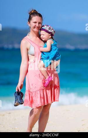 Boracay, Phillippinen, Insel, Frau mit Baby am Strand, HERR: Ja Stockfoto