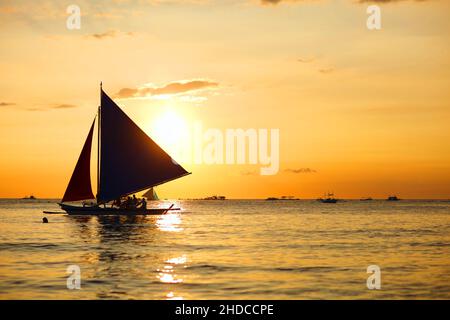 Segelboot vor Sonnenuntergang, Boracay, Phillippinen, Insel, Segelboote, Stockfoto