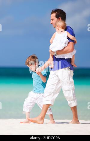 Boracay, Phillippinen, Insel, Familie am Strand, Mann mit zwei Kindern am Strand, HERR: Ja Stockfoto